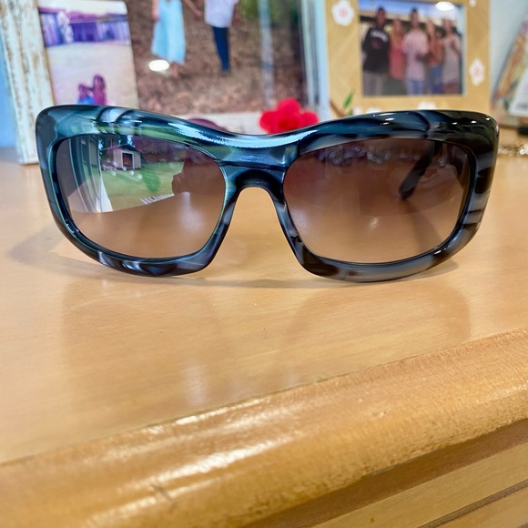 Wavy 🌊GUCCI GG rhinestone Sunglasses with case EUC - Picture 9 of 14